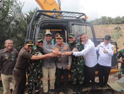 Kapolda Riau Hadiri Pemusnahan Dan Pemulihan Lahan Yang Masuk Dalam Kawasan Hutan TNTN.