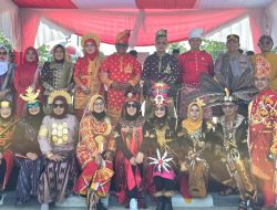 Dilepas Bupati H.Zukri, Ribuan Pasang Mata Saksikan Pawai Budaya HUT ke-26 Kabupaten Pelalawan